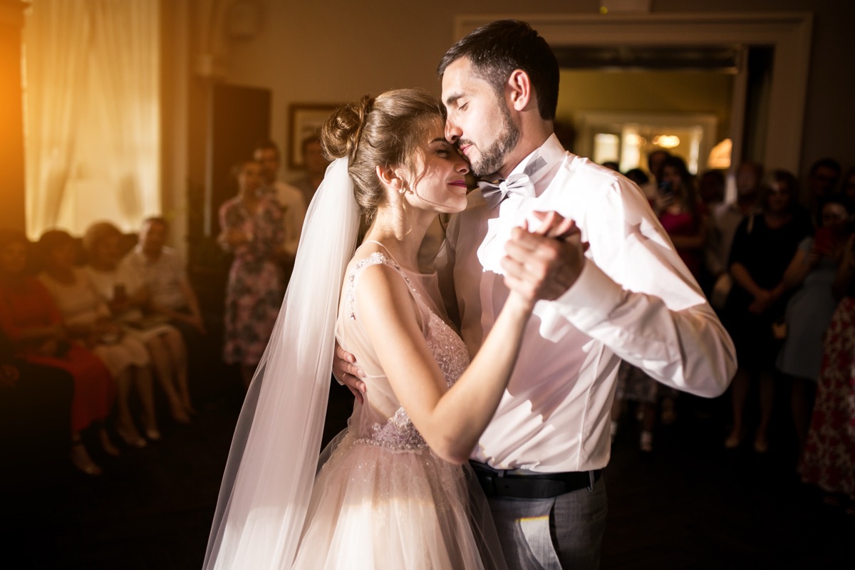 Couple de mariage dansant avec élégance