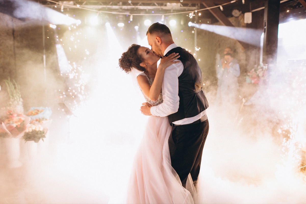 Couple en première danse élégante
