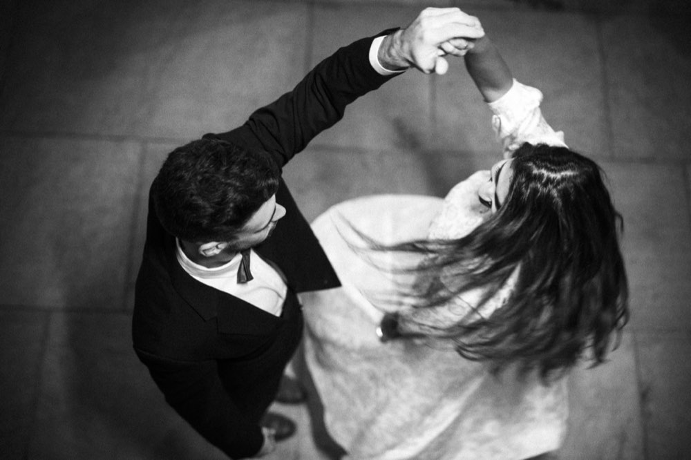 Marié tourbillonne la mariée pendant une valse de mariage - mariage à Angers