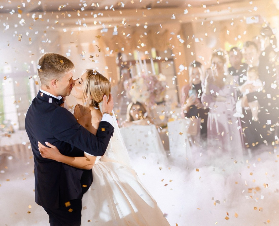 Mariés s'embrassent sous les confettis