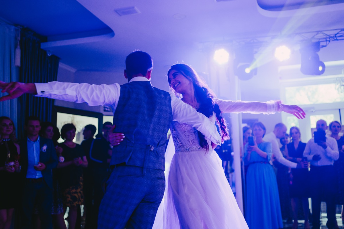 Couple de mariés dansant une valse à l'ouverture de bal