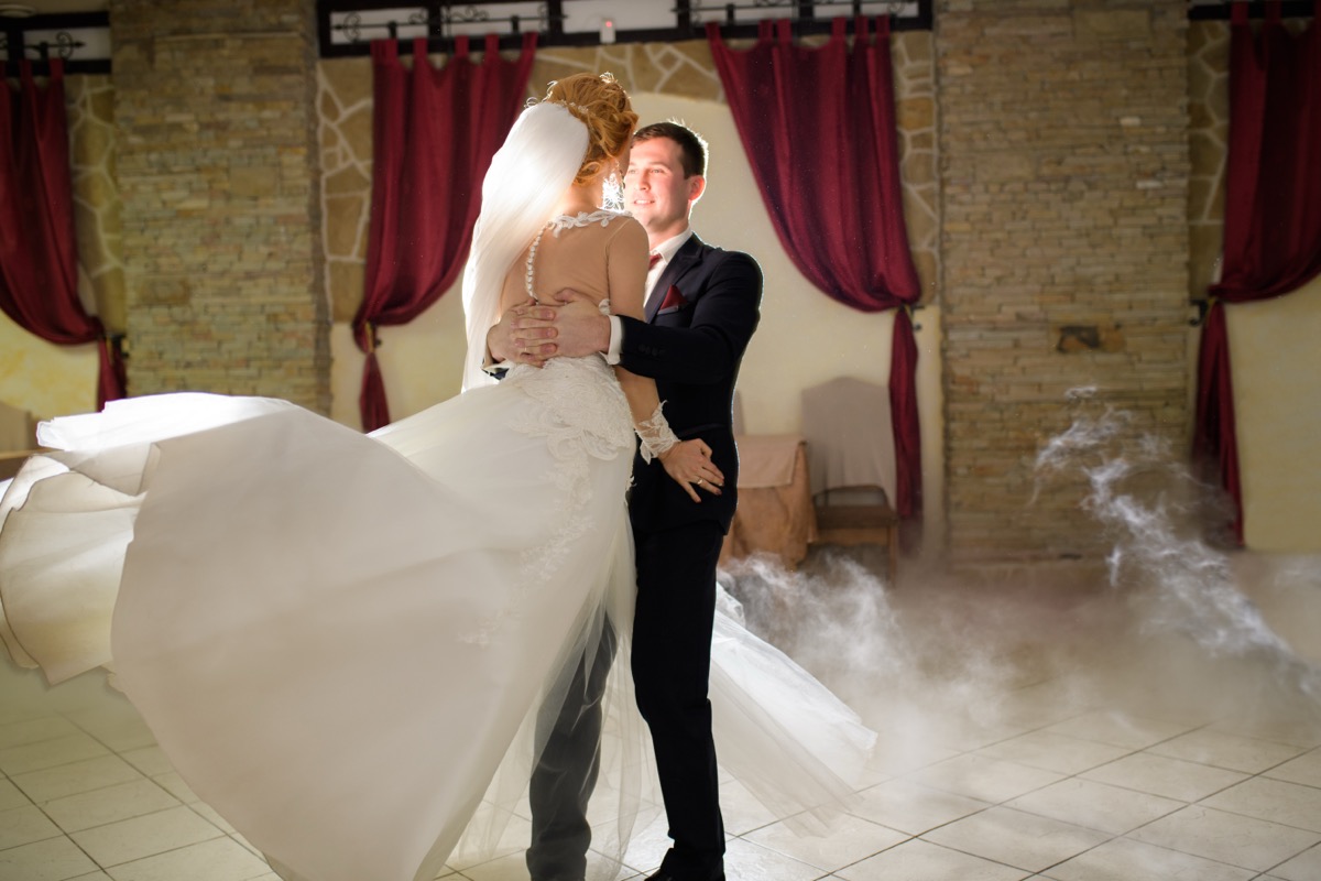 Mariés en première danse - couple de mariage