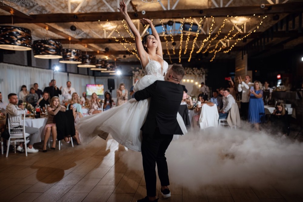 Première danse de la mariée et du marié au restaurant
