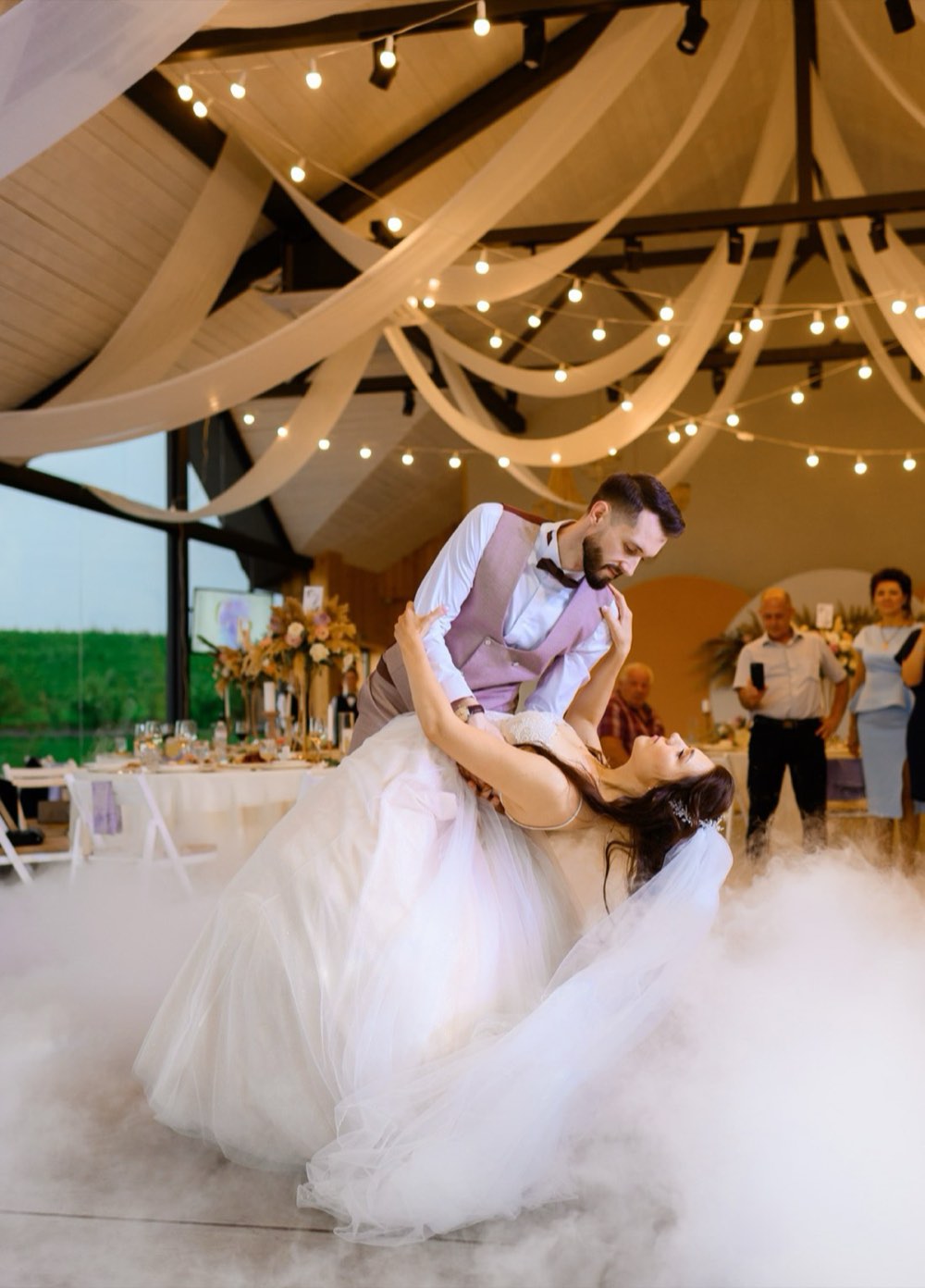 Première danse de mariage spectaculaire avec fumée et lumières scénographiées