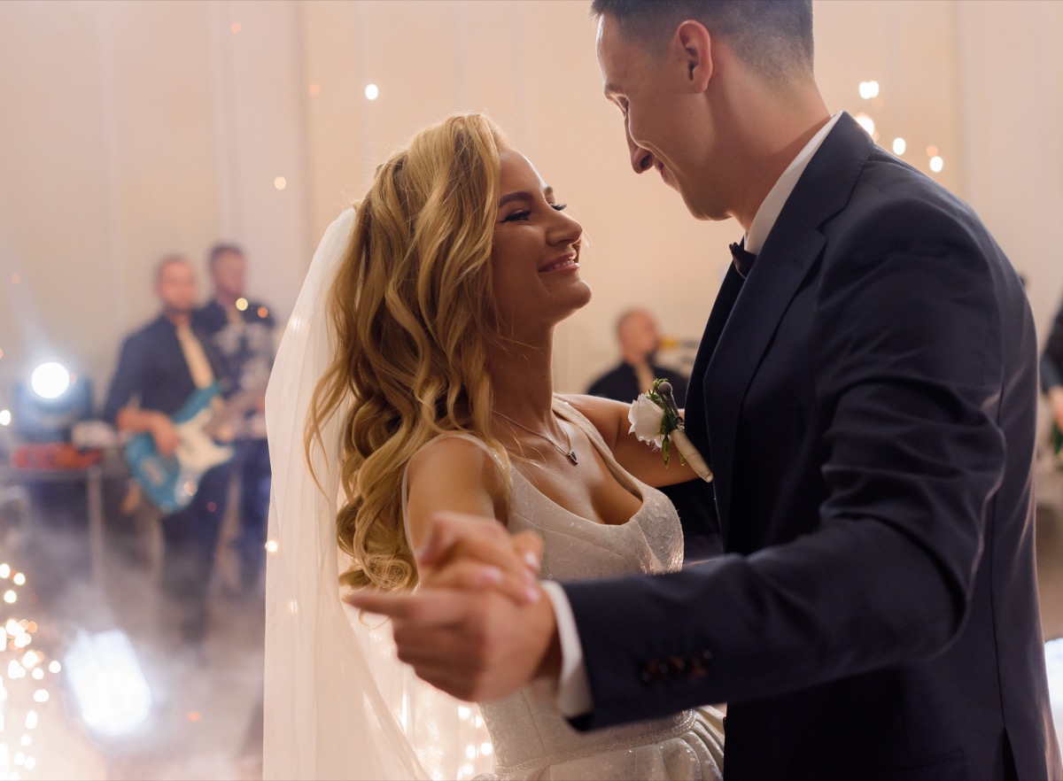 Couple de mariés en première danse - mariage à Reims