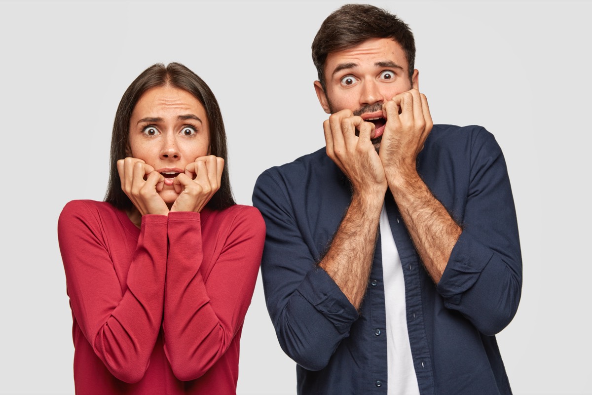 Couple anxieux face au trac de l'ouverture de bal de mariage